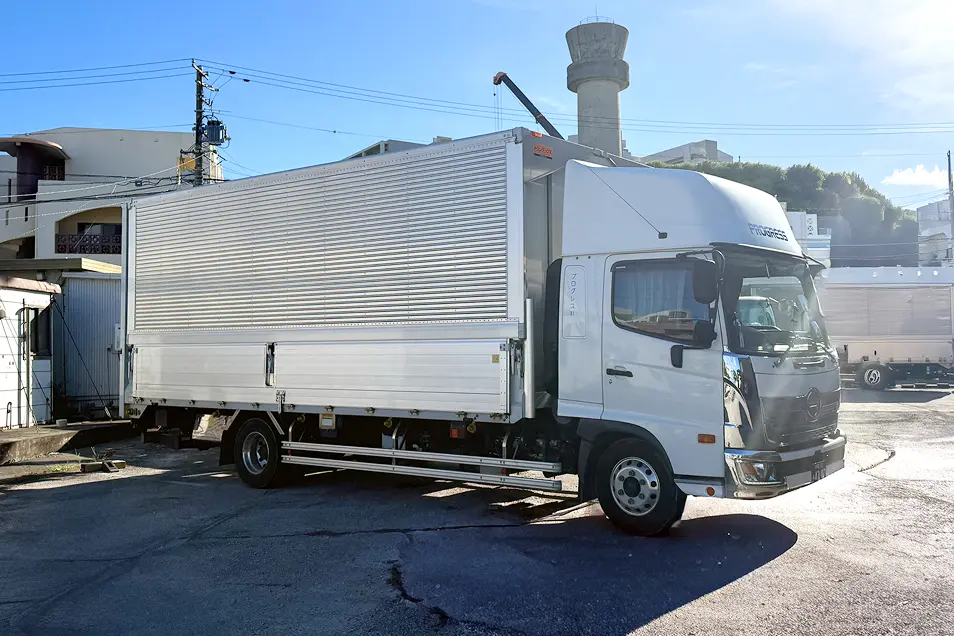 4tトラック（ウイング車）の写真画像