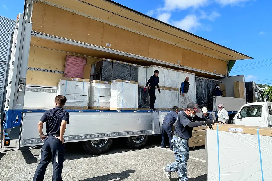 一般雑貨・建設資材輸送の仕事風景