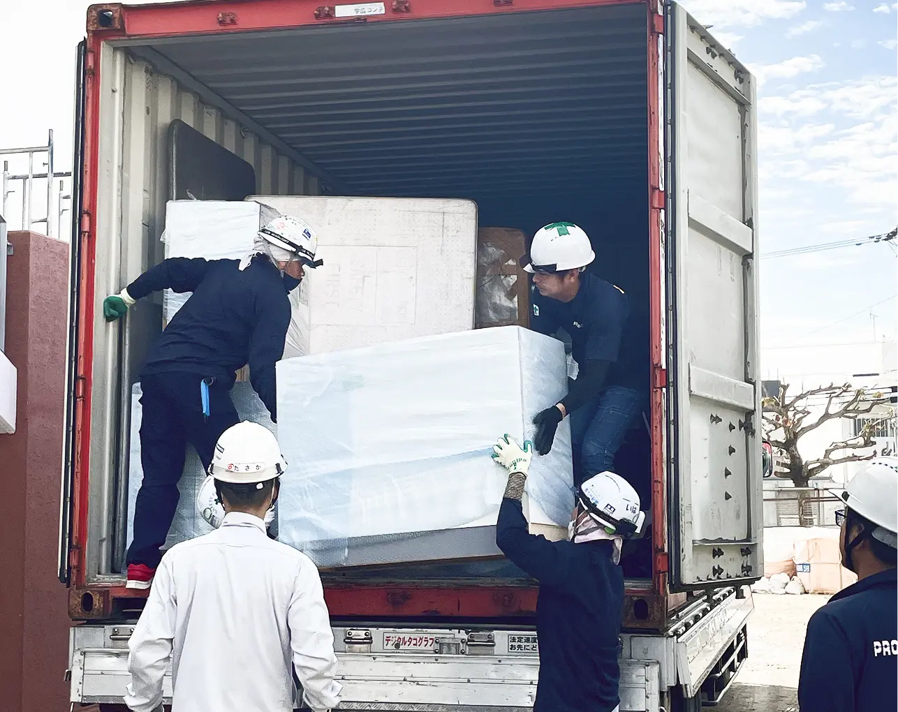 沖縄の運送・物流の専門会社の仕事風景03