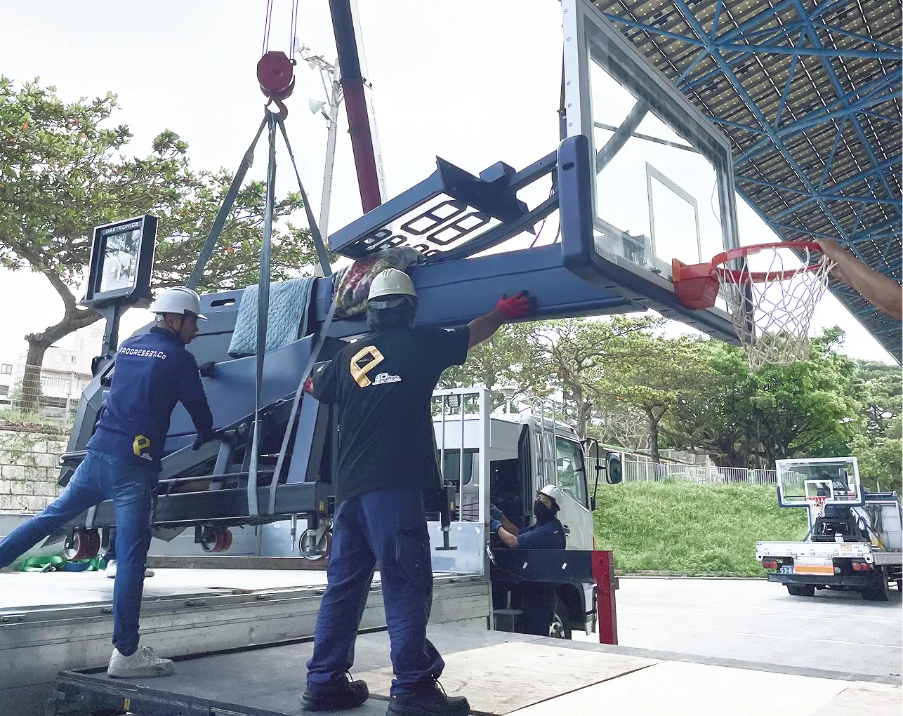 沖縄の運送・物流の専門会社の仕事風景04
